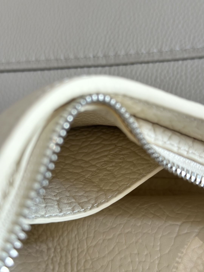 Bv*b*rry hobo bags